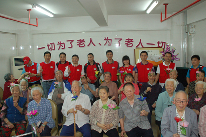 YICT Volunteers Make Handiwork with Welfare Centre Residents