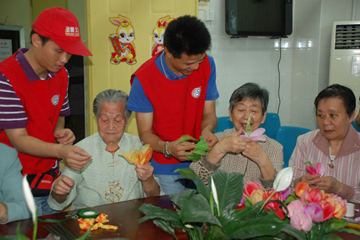 YICT Volunteers Make Handiwork with Welfare Centre Residents