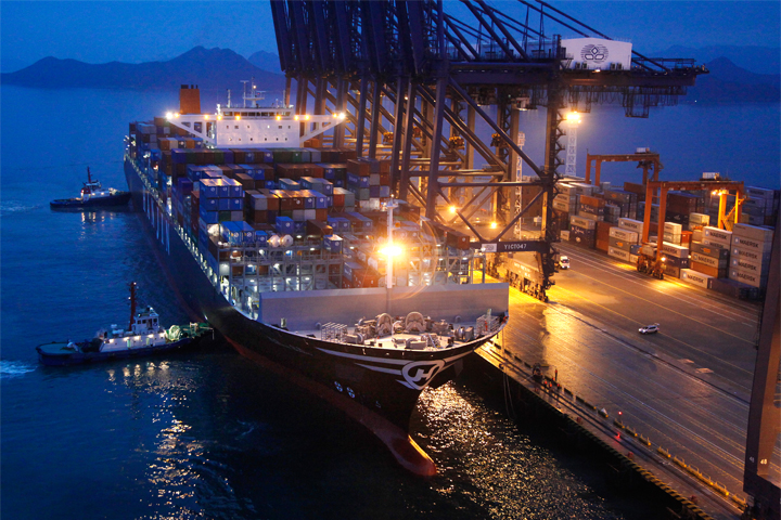 On 8 April, the Hanjin Sooho, one of the largest vessels of Hanjin Shipping, made her maiden call at YICT. The vessel is 366 metres long, 48.2 metres wide, and has a capacity of 13,102 TEU. The vessel is deployed on the Asia-North Europe Weekly Express Service 6 (NE6) run by Hanjin Shipping. A total of 1,267 containers were loaded at YICT. A maiden voyage ceremony was held at YICT Berth 10 to mark the arrival of Hanjin Sooho.