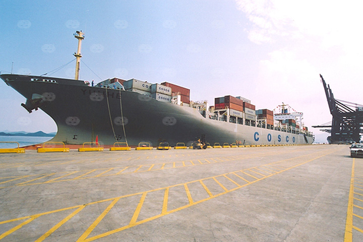 COSCO's "Yunhe" on 16 Aug 2001