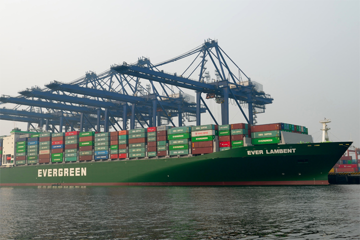 The new vessel is part of the European service jointly operated by Evergreen Line and China Shipping Container Lines. During its call at YICT, a total of 3,025 TEU were handled.