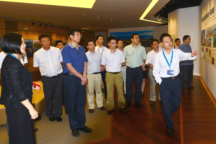 Huo Shuhua (first from right), General Manager-Port Development Department of YICT, with Wang Qingyun (second from left), Member of Party Leadership Group of NDRC and Director of State Bureau of Material Reserve