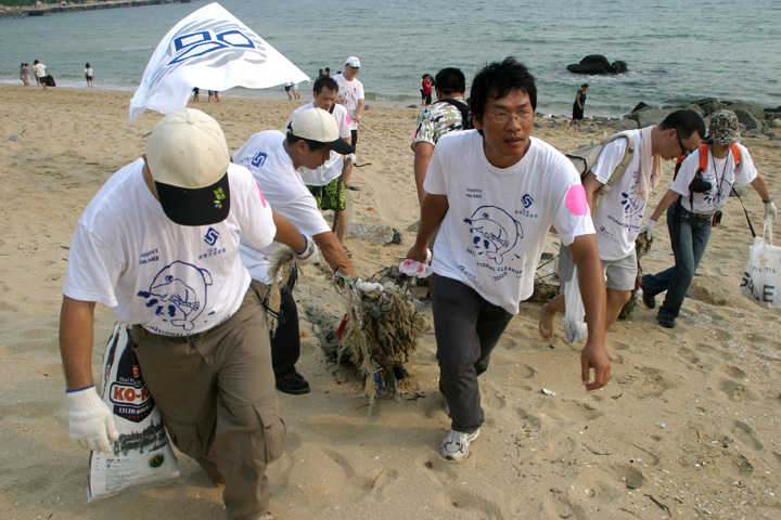 On 19 September 2009, some 50 YICT staff took part in the events organised by Shenzhen Blue Ocean Conservation Association to mark "International Clean-Up Day 2009" at Jinshawan, Nanao Town of Shenzhen. The events included a pledge ceremony on environmental protection and a beach clean-up, among other activities, to help promote environmental awareness.