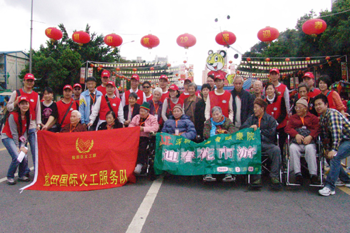 On 10 February 2010, over 20 YICT volunteers accompanied more than ten residents of Yee Hong Heights to a flower market to enjoy the atmosphere of the coming Lunar New Year celebrations.