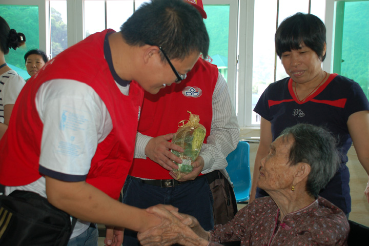 On 8 September 2011, representatives of YICT staff visited two elderly homes in Yantian District, sending gifts to some 100 seniors to mark the Mid-Autumn Festival.