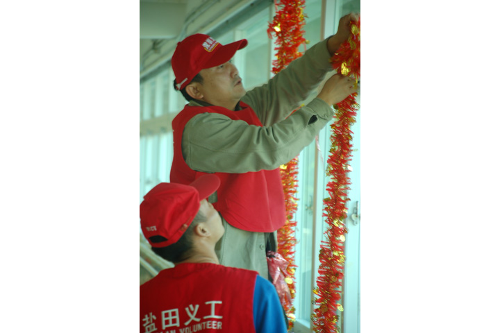 On 18 January 2012, about 15 YICT volunteers visited the Yantian District Welfare Centre. They decorated the residents' rooms with spring festival couplets and cut paper artwork, wishing them happiness and good health for the coming Chinese New Year.