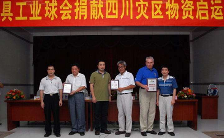 On 23 September 2008, YICT delivered toys given by the Toy Industry Golf Association to Sichuan children via free rail service.