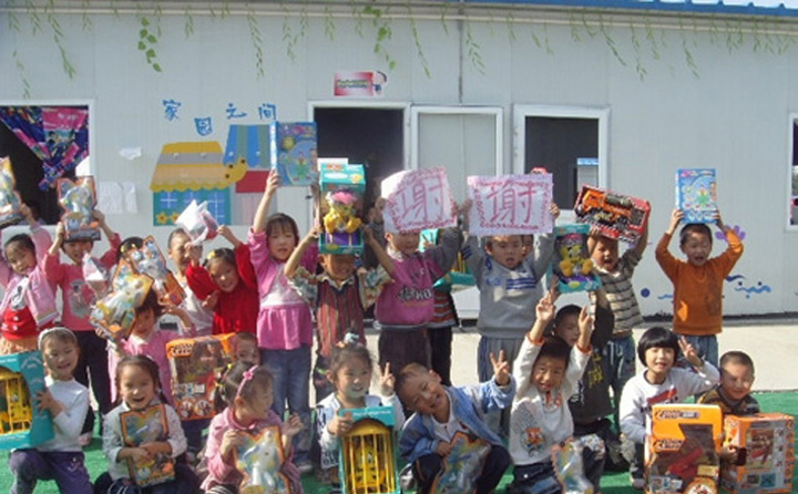 On 23 September 2008, YICT delivered toys given by the Toy Industry Golf Association to Sichuan children via free rail service.