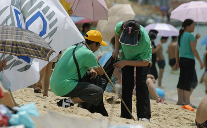 On 3 June 2007, some 200 staff volunteers took part in the Dameisha Beach clean-up drive organised by the Shenzhen government.