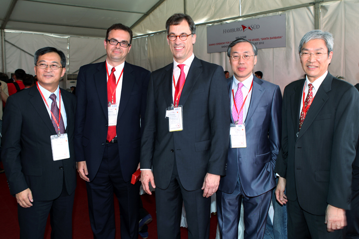 Dr. Heino Schmidt (middle), member of the Executive Board of Hamburg Süd; Stefan Kirschner (second from left), Managing Director of Asia Pacific Region of Hamburg Süd; Eric Ip (second from right), Deputy Group Managing Director of Hutchison Port Holdings; Gerry Yim (first from right), CEO of Hutchison Port Holdings Trust and Patrick Lam (first from left), Managing Director of YICT, at the ceremony