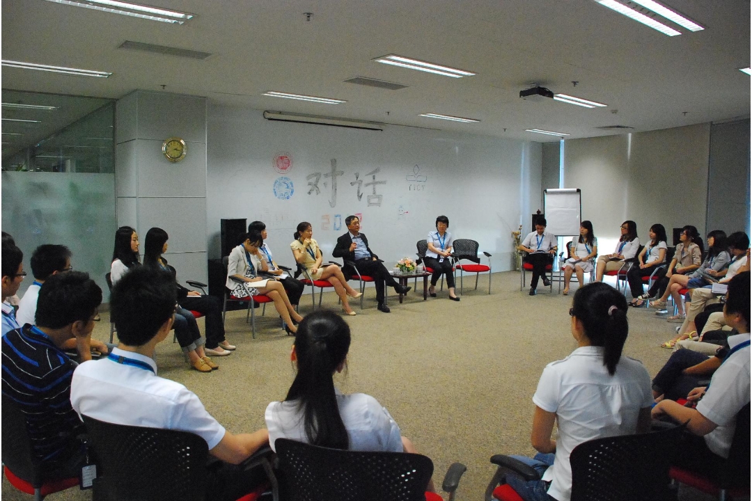 Patrick Lam, Managing Director of YICT, talks with the students from Shenzhen University and Dalian Maritime University