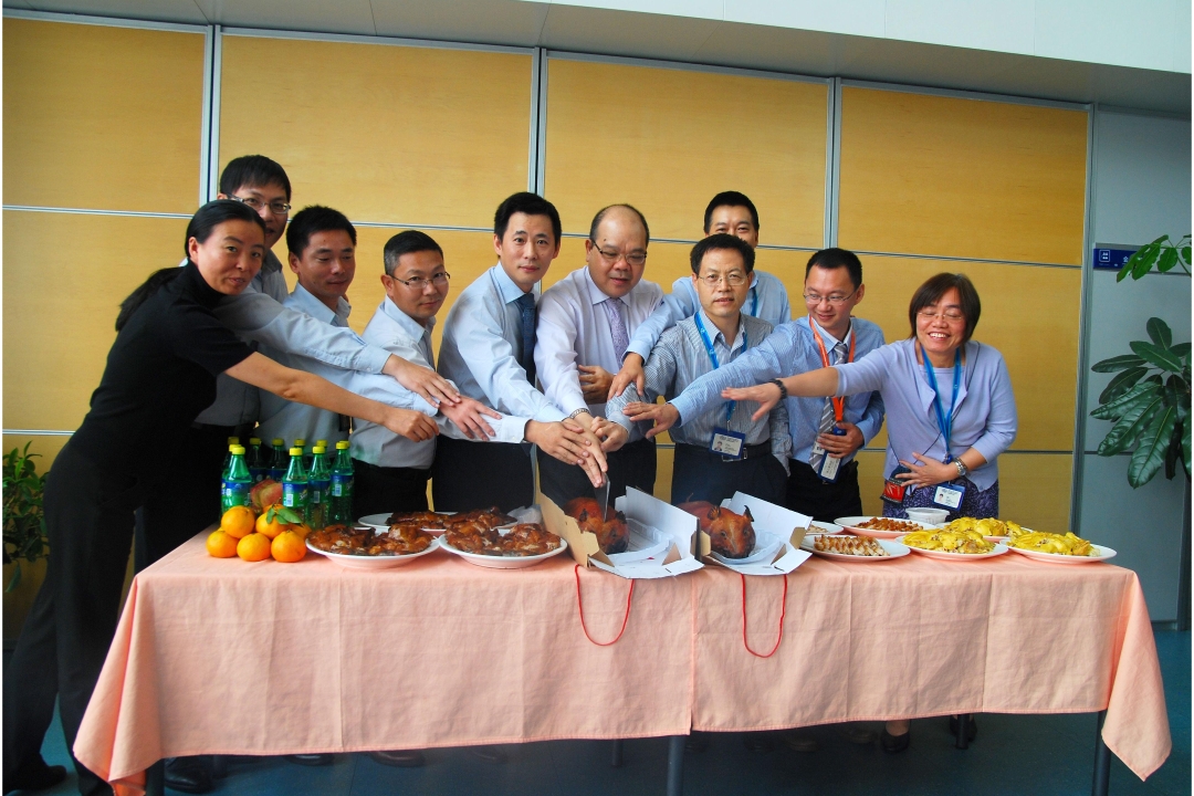 Cutis Chan (fifth from right), General Manager - Information Services, Safety & Security of YICT, Sai Tak Pak (fifth from left) , General Manager-Operations and Huo Shuhua (third from right), General Manager-Port Development Department at the "Challenge 1,000" ceremony
