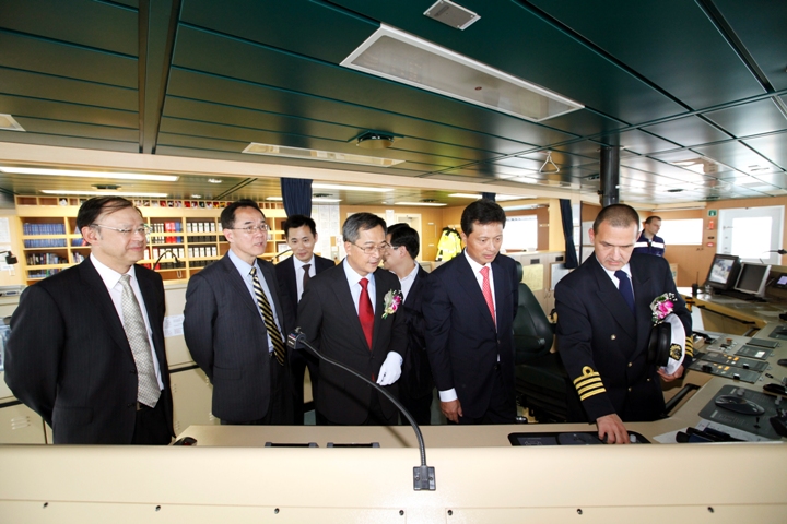 Velibor Krpan (first from right), the Captain of the CMA CGM Marco Polo, gives introduction of the vessel to Zhang Wen(second from right), Deputy Mayor of Shenzhen; Patrick Lam(third from right), Managing Director of YICT; Aubrey Chang(second from left), General Manager of CMA CGM South China and Ma Yongzhi(first from left), Deputy Director of the Transport Commission of Shenzhen
