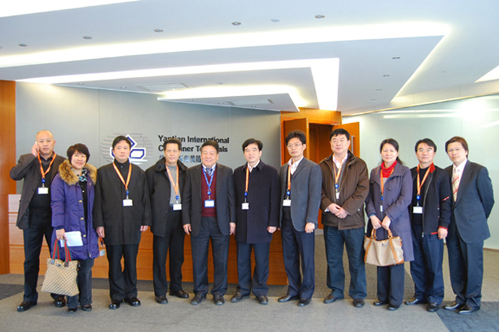 On 11 January, a delegation led by Chen Qiuyan, Vice Mayor of Shaoguan, visited YICT. In 2008, YICT launched the Shaoguan-Yantian Container Rail Service, which has seen a steady increase in cargo volume and received positive responses from the local enterprises. Chen Qiuyan (centre), Vice Mayor of Shaoguan, Wang Keyong (fourth from right), Director General of Shaoguan Foreign Trade and Economic Cooperation Bureau, Jiang Yansheng (fifth from left), YICT Assistant Managing Director