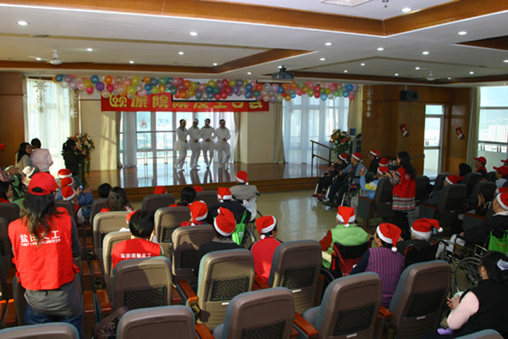 On 24 December, over 30 volunteers from YICT staged a joyous Christmas Party for the elderly living in Yee Hong Heights. YICT staff presented a mock version of ballet classic (Swan Lake), among other performances. The elderly also sang Karaoke and played Tai-chi. Yee Hong Heights, sponsored by the Hong Kong Jockey Club Charity Trust, is a residential care service for the elderly and for physically weak or chronically ill patients.