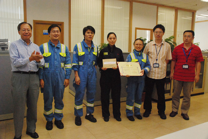 In a competition of significant contribution to production, profits and cost saving among container ports in China, the Engineering Electronics Maintenance Workshop of YICT's Engineering Department was designated as "Excellent Team" while Shen Siting, a member from this team, was granted the title of "Advanced Individual".
