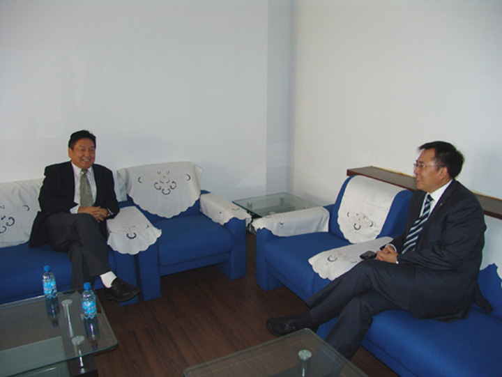 Mr. Jiang Yansheng, Assistant Managing Director of YICT (left), talks with Professor Zheng Shaonan, Vice President of DMU.