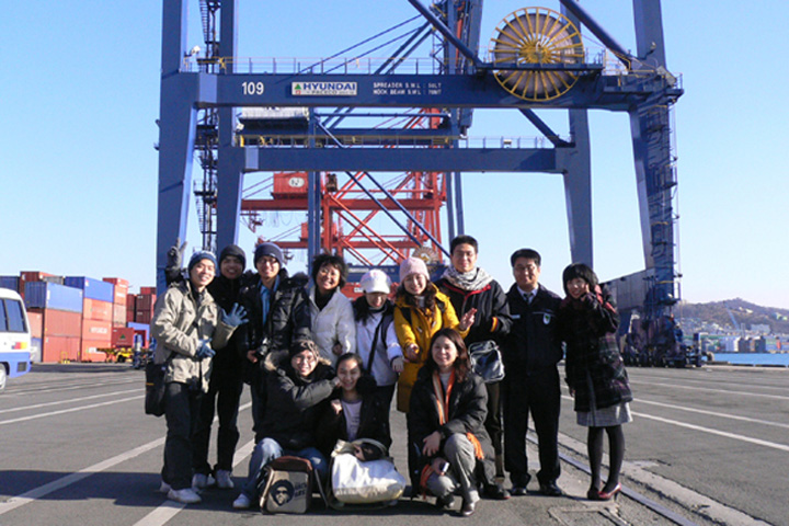 The students and teacher from SZU visited POSCO ― the largest steel manufacturer in Korea.