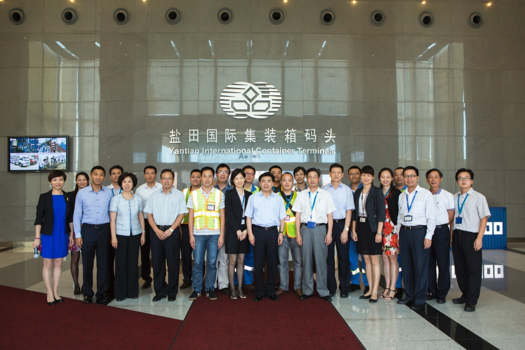 Wang Rong pictured with staff representatives of the YICT Labour Union