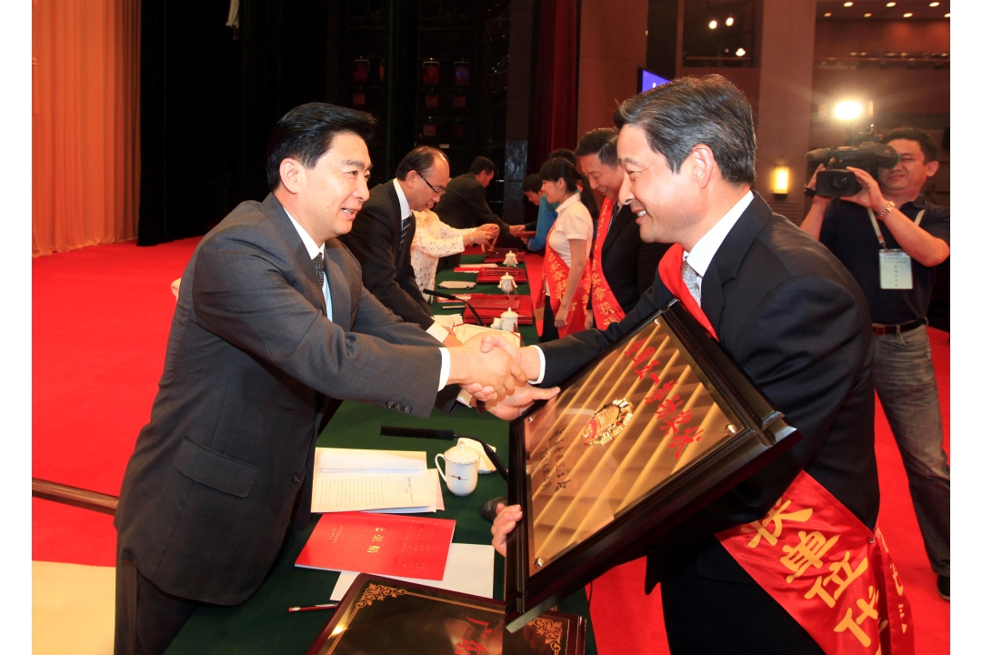 Wang Rong (left), Secretary of the Communist Party of China (CPC) Shenzhen Municipal Committee, presents the National Labour Day Award of Merit to YICT