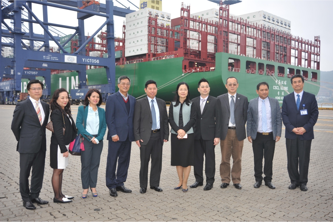 Patrick Lam, Managing Director of YICT (fourth from left), with Lt.Sutthinan Hatthawong (fifth from left), Managing Director of Laem Charbang Port and Shi Wei (fifth from right), Deputy Director General of Transport Commission of Shenzhen Municipality. 