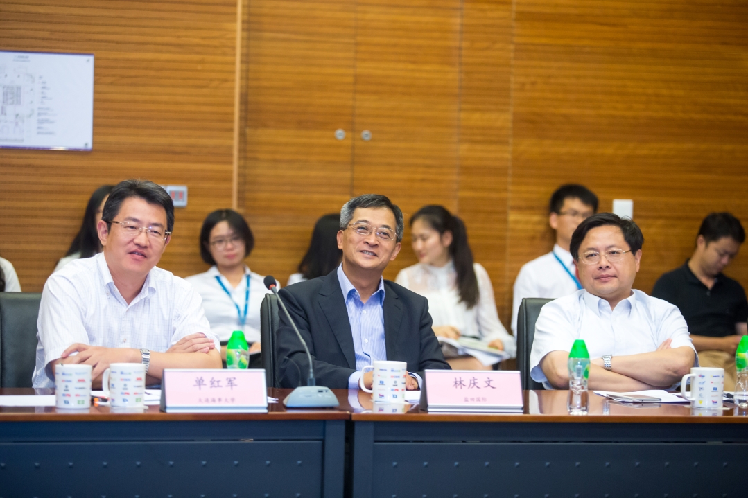 Patrick Lam (centre), Managing Director of YICT, Shan Hongjun (left), Deputy Headmaster of DMU and Xu Chen (right), Deputy Headmaster of SZU at the presentation