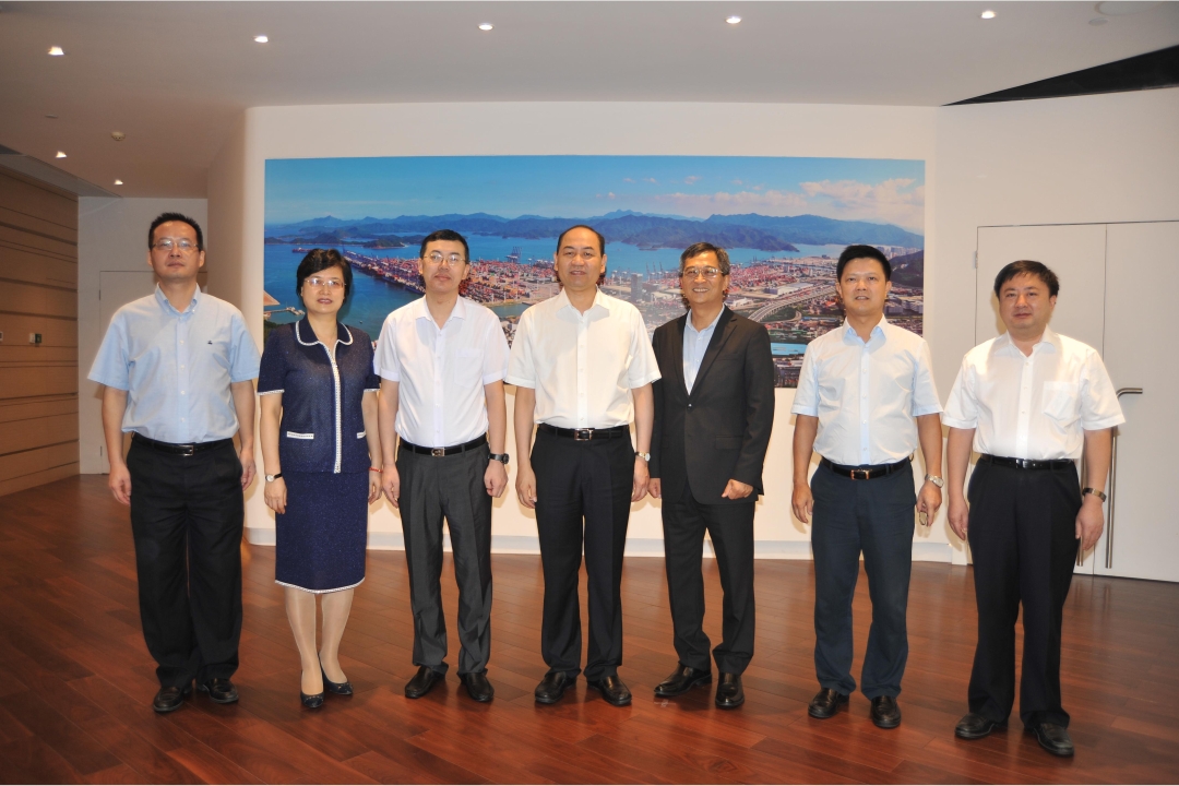 Patrick Lam (3rd from right), Managing Director of YICT, with Qiu Xiaoping (centre), Vice Minister of Human Resources and Social Security of China 