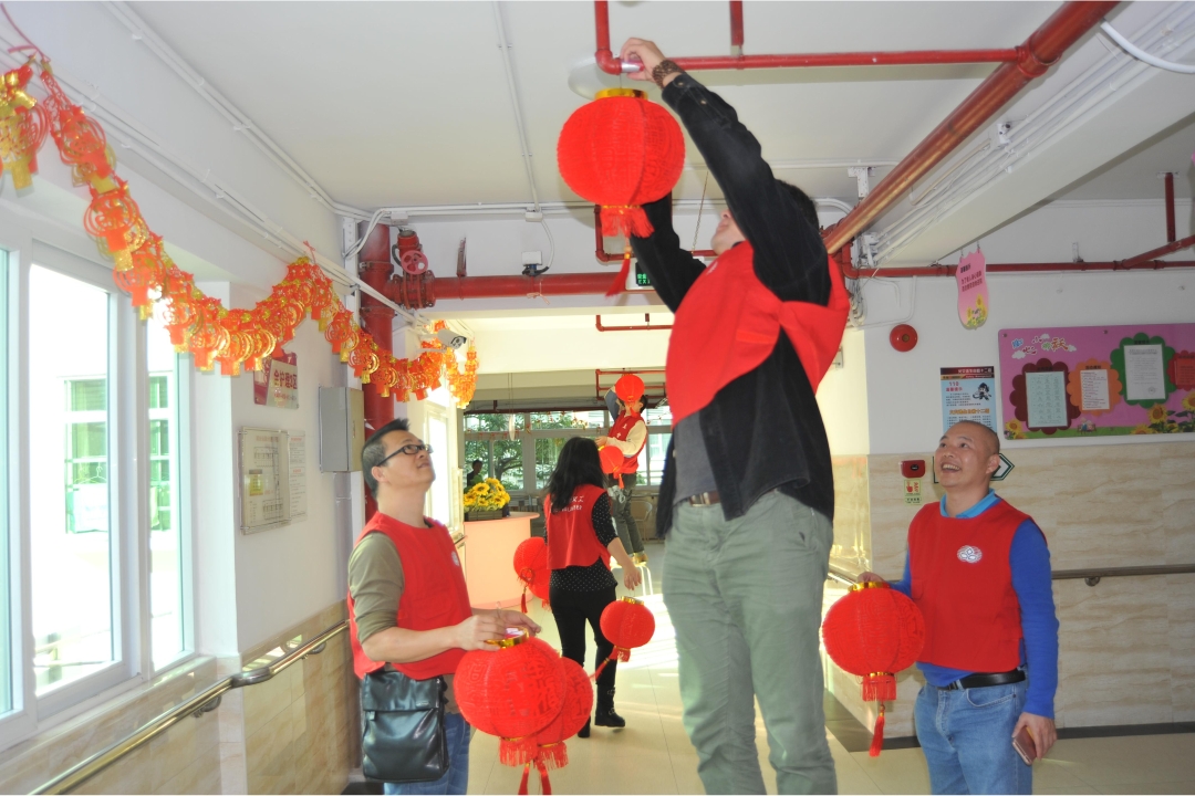  YICT staff representatives and volunteers visited the Yantian District Welfare Centre to deliver Lunar New Year greetings to the elderly residents