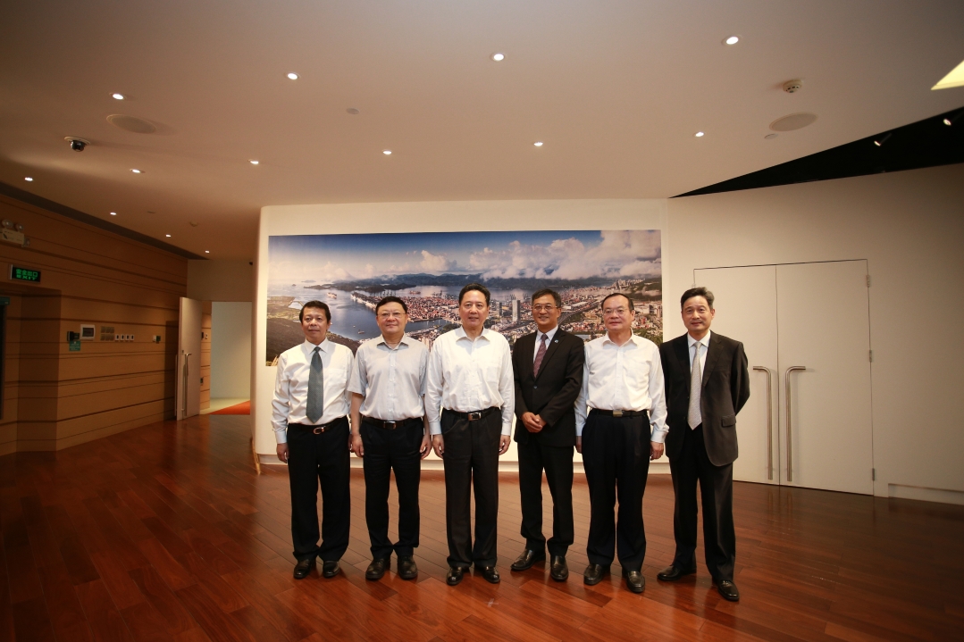 Patrick Lam (3rd from right), Managing Director of YICT, with Li Xiaopeng (3rd from left), Minister of Transport of China; Wang Weizhong (2rd from left) , Secretary of the CPC Shenzhen Municipal Committee, and Yuan Baocheng (2rd from right), Vice Governor of Guangdong province