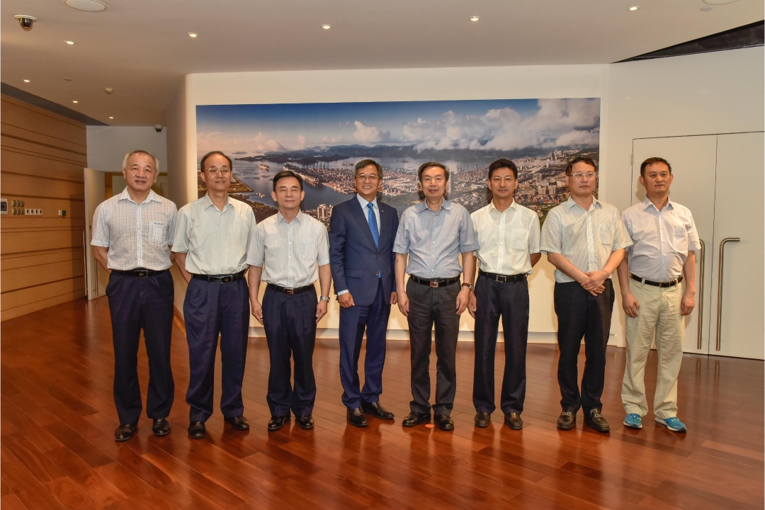 Patrick Lam (4th from left), Managing Director of YICT, with He Jianzhong (4th from right), Vice Minister of Transport of China
