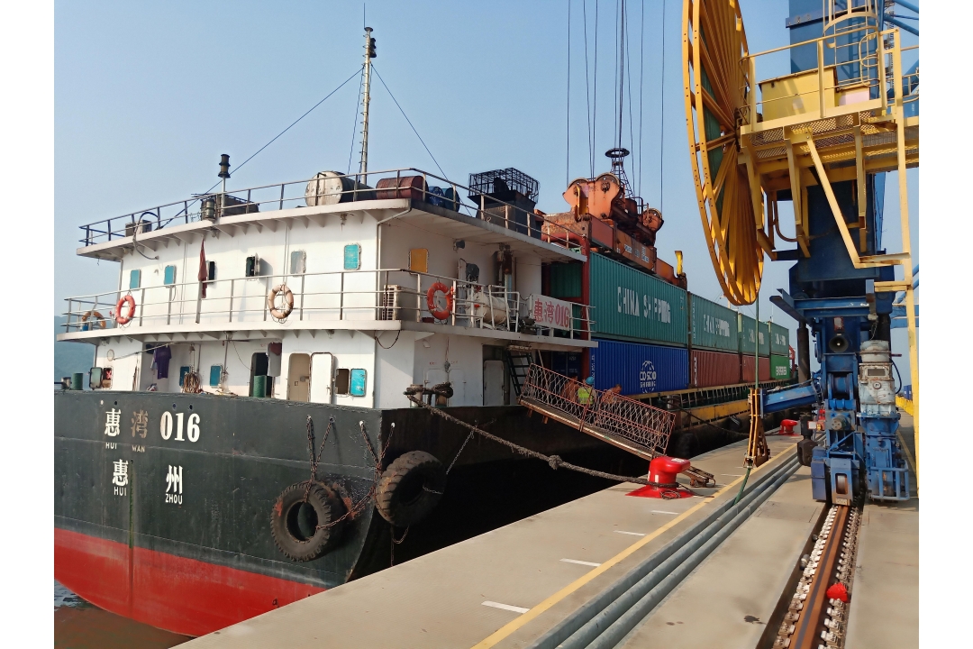 2019年7月18日，盐田国际迎来“新会天马—盐田”驳船快线的首次挂靠。