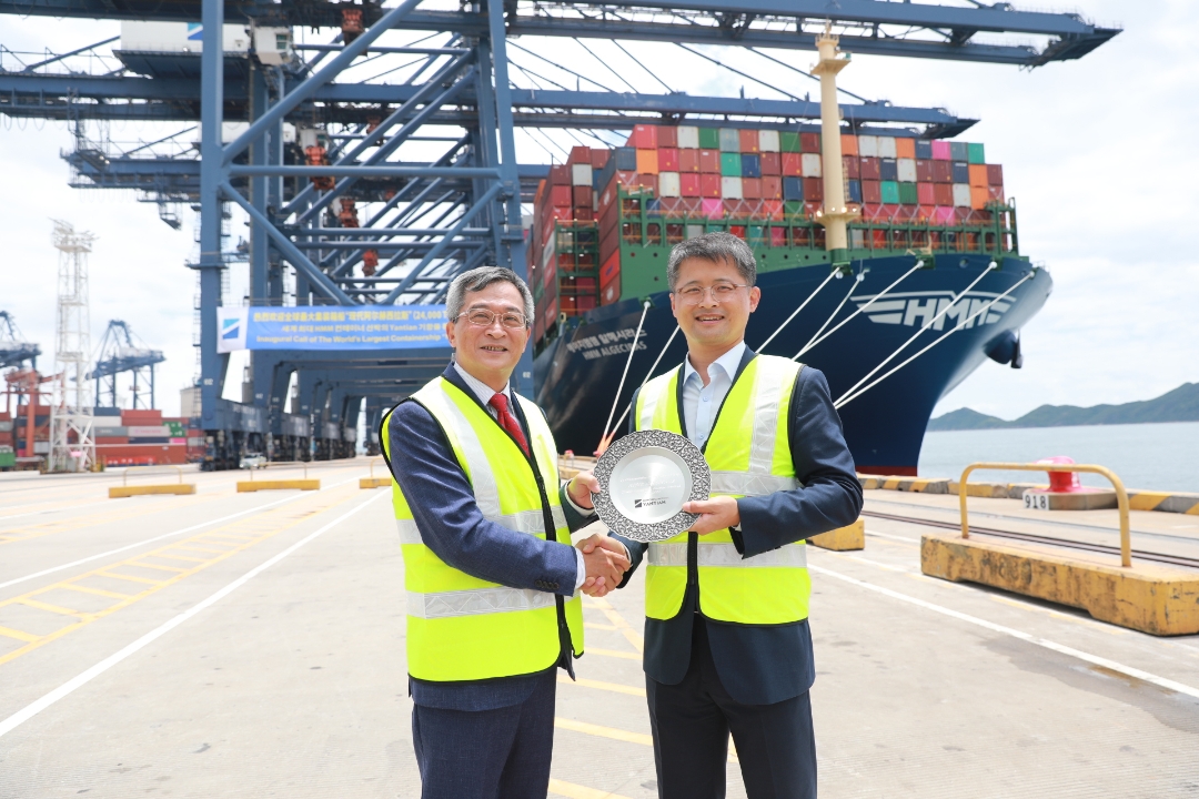 Patrick Lam, Managing Director of Hutchison Ports Yantian, received Kenny Yoo, Managing Director – South China and Hong Kong of HMM, and presented him a souvenir to mark the maiden voyage.