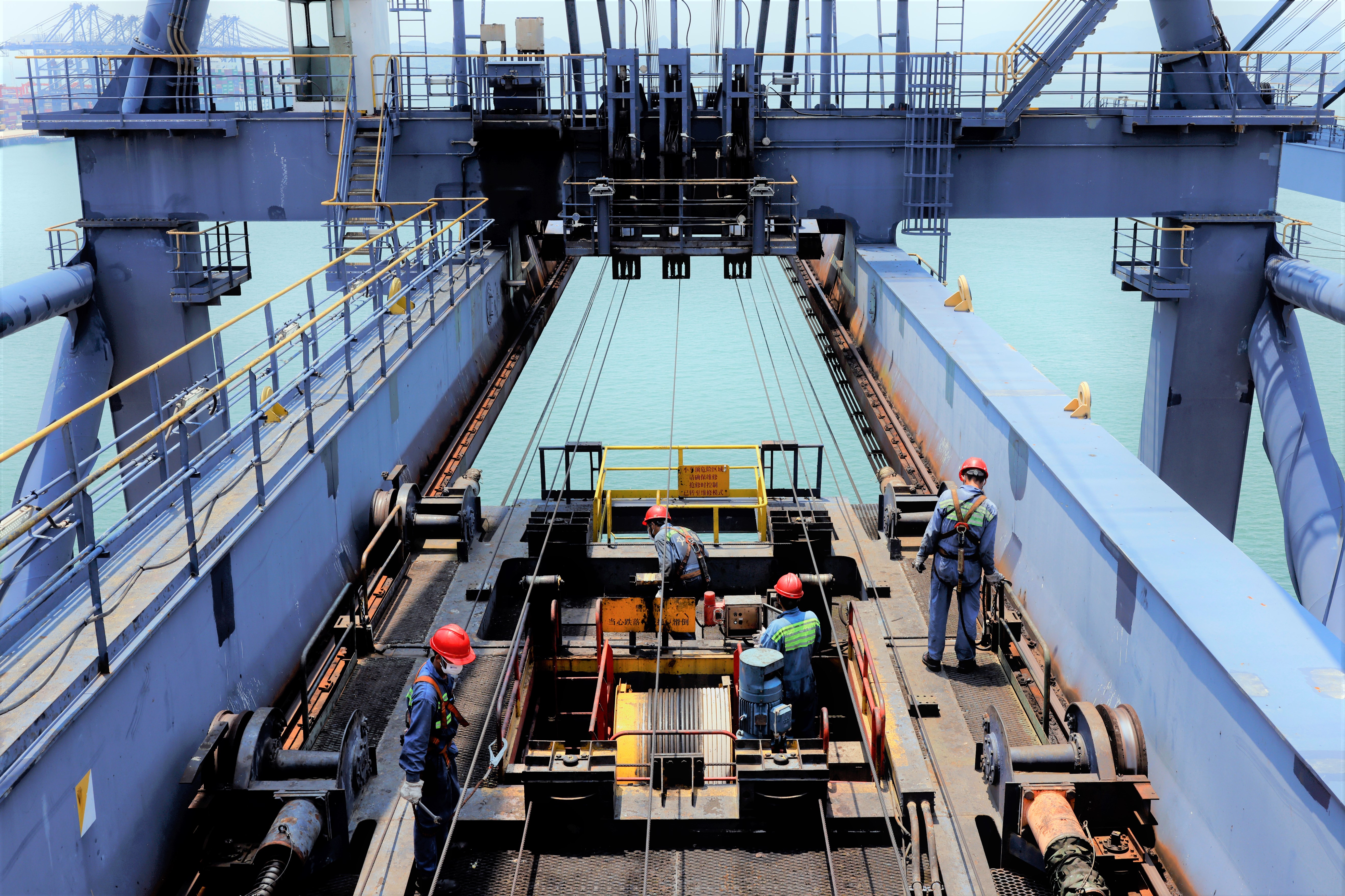 盐田国际集装箱码头 - 新闻中心 - 公司新闻 - 酷热"烤"验 暴雨来"淋"