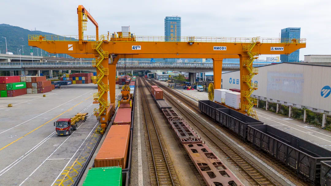 在不断变化的复杂形势下,盐田国际海铁联运将继续发挥内陆港综合优势